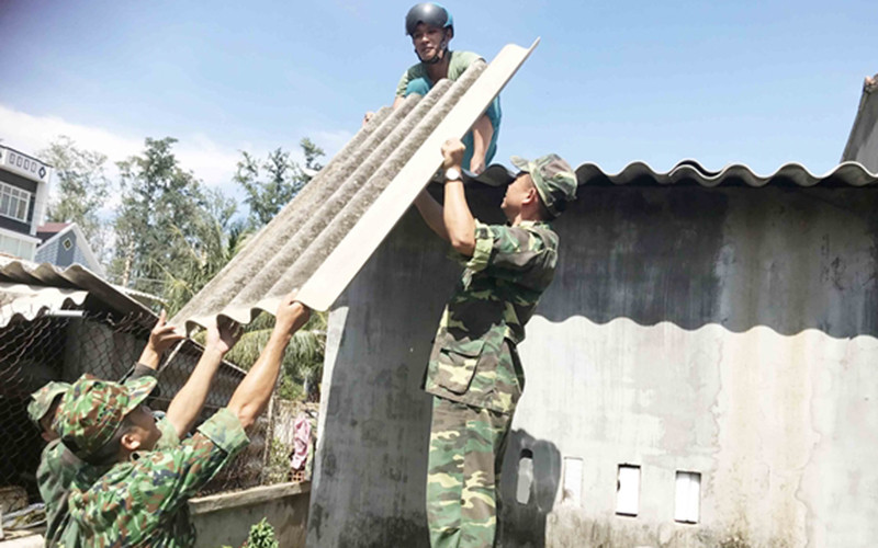 Bộ đội giúp người dân sửa chữa những ngôi nhà bị tốc mái. Ảnh: Báo Quân đội nhân dân
