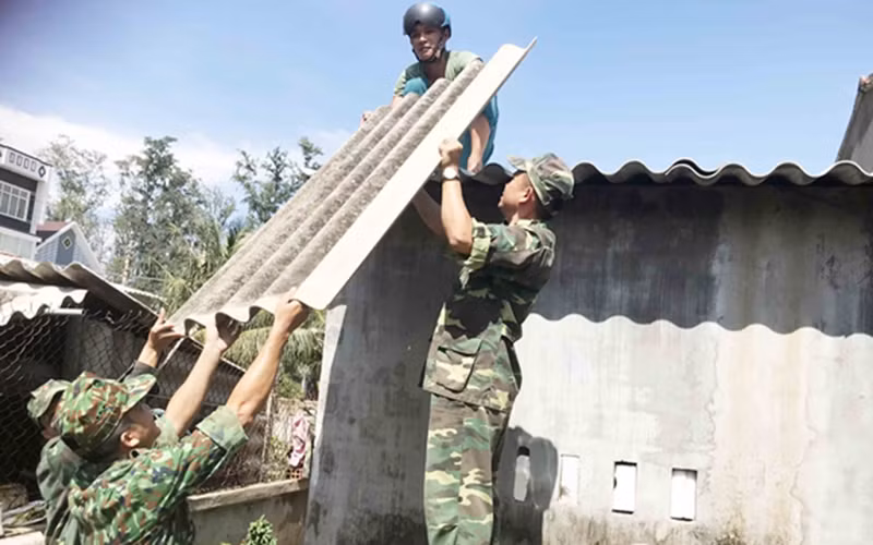 Bộ đội giúp người dân sửa chữa những ngôi nhà bị tốc mái. Ảnh: Báo Quân đội nhân dân