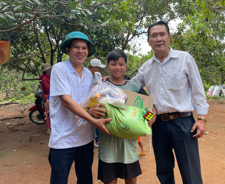 Ông Siu Nghiệp-Chủ tịch UBND xã Ia O (bìa trái) và thầy Ngô Văn Hòa-Chủ nhiệm Câu lạc bộ guitar Thầy và Trò đến thăm, tặng quà và vận động các em nhỏ trên đảo Ba Chơn đến trường trong năm học tới. Ảnh: Lam Nguyên