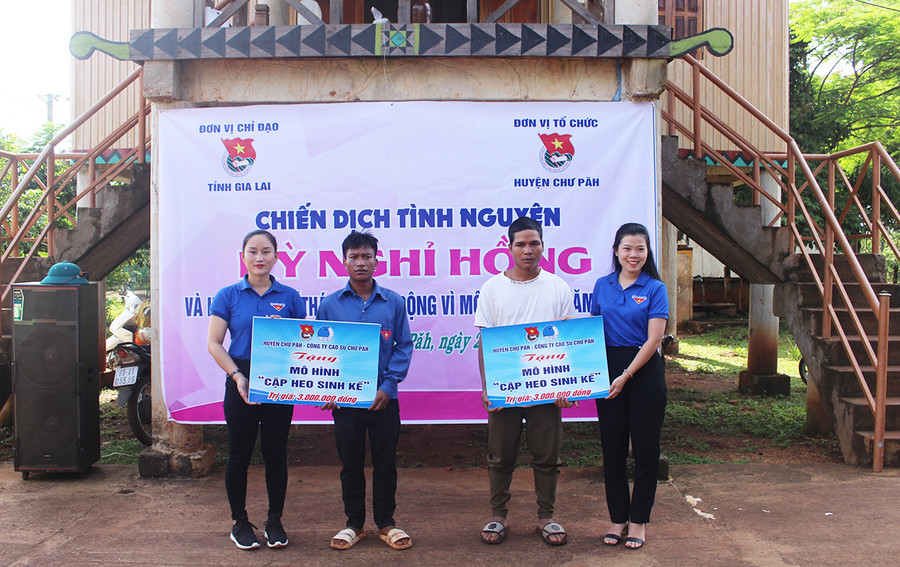 Huyện Đoàn Chư Păh, Đoàn Thanh niên Công ty TNHH một thành viên Cao su Chư Păh tặng mô hình sinh kế cho thanh niên khó khăn của làng Mun, thị trấn Ia Ly. Ảnh: Phan Lài