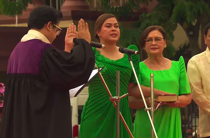 Bà Sara Duterte ngày 19-6 tuyên thệ nhậm chức sớm, trở thành phó tổng thống thứ 15 của Philippines. Ảnh: Inquirer