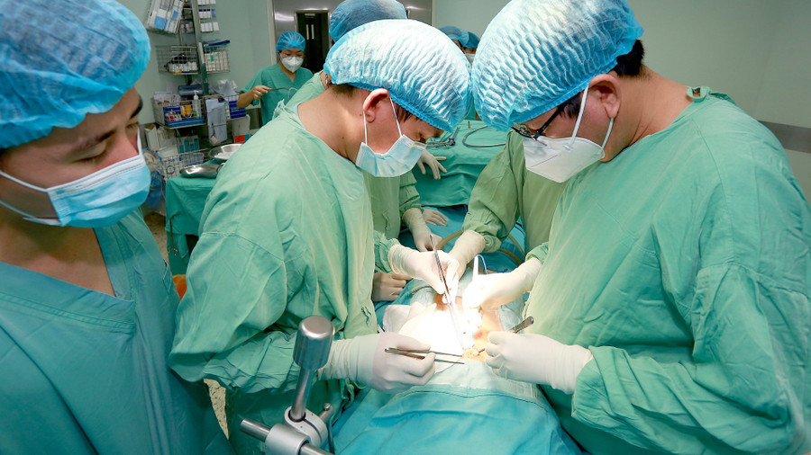 Các bác sĩ thực hiện ca phẫu thuật. Ảnh: CTV Các bác sĩ thực hiện ca phẫu thuật. Ảnh: CTV
