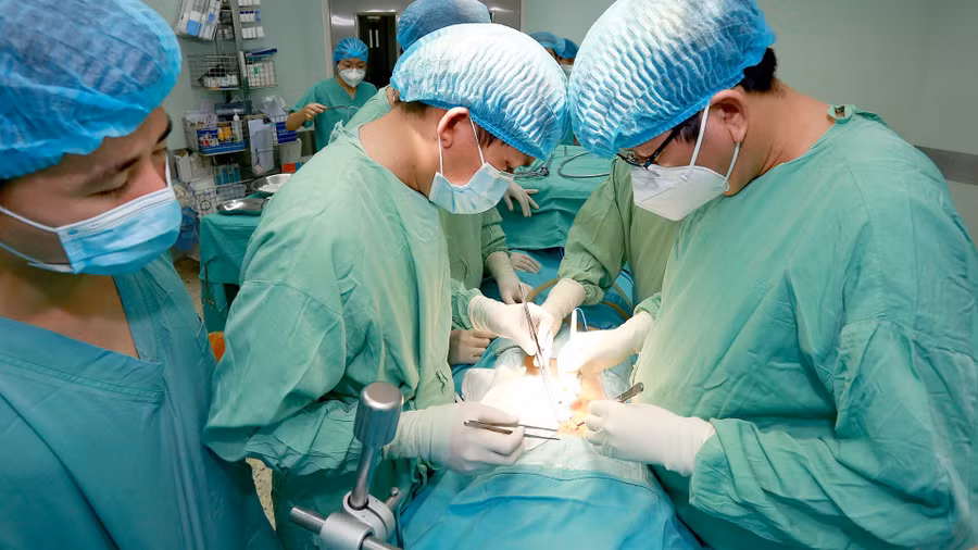 Các bác sĩ thực hiện ca phẫu thuật. Ảnh: CTV