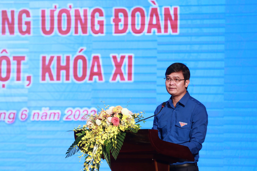 Anh Bùi Quang Huy trình bày tổng hợp tiếp thu, giải trình ý kiến của BCH T.Ư Đoàn. Ảnh: Bảo Anh