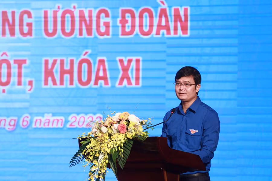 Anh Bùi Quang Huy trình bày tổng hợp tiếp thu, giải trình ý kiến của BCH T.Ư Đoàn. Ảnh: Bảo Anh