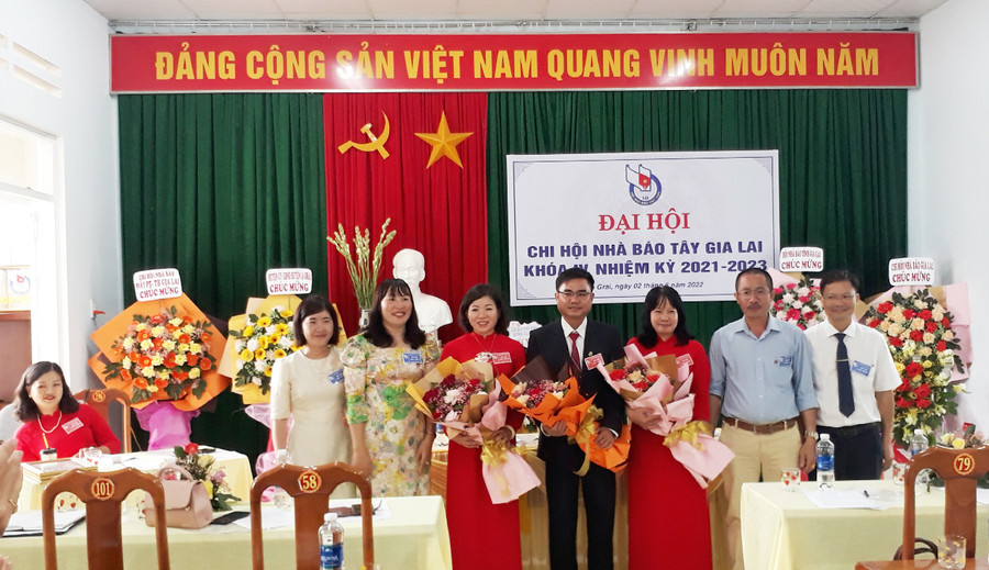 Ban Thư ký Chi hội Nhà báo Tây Gia Lai ra mắt. Ảnh: Huỳnh Lê  Ban Thư ký Chi hội Tây Gia Lai ra mắt. Ảnh: Huỳnh Lê