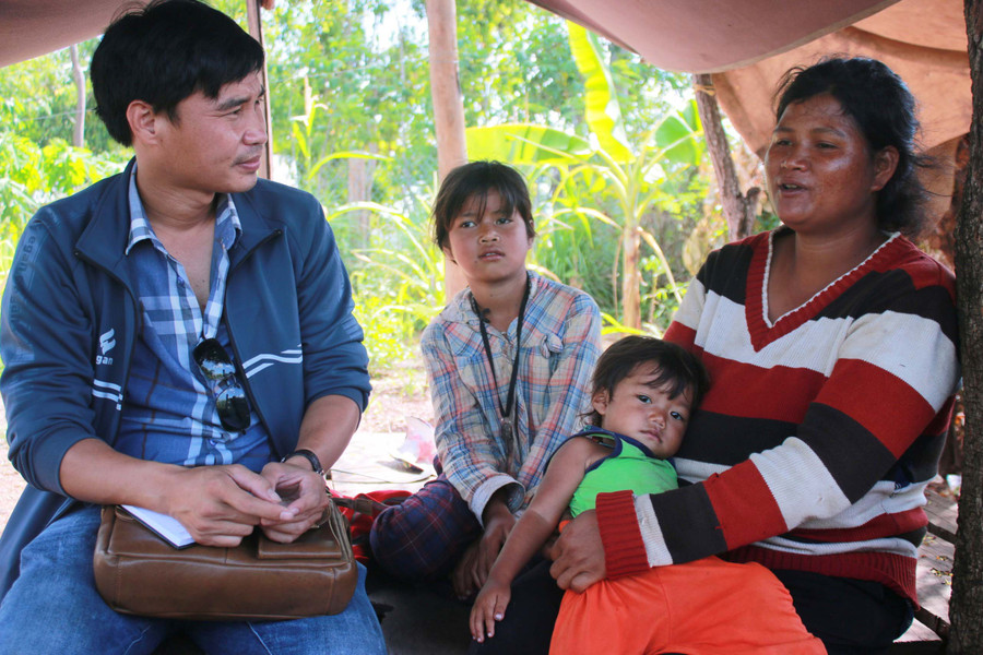 Chị Ksor H’Ơ Yúi (làng Tơ Nung, xã Hbông, huyện Chư Sê) trò chuyện cùng phóng viên về việc gia đình được hỗ trợ xây nhà “Khăn quàng đỏ”. Ảnh: N.T