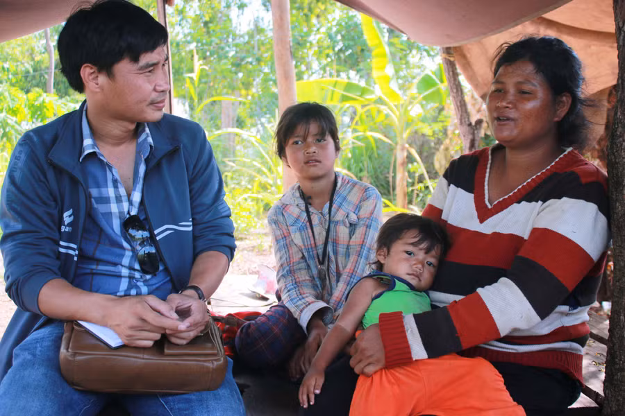 Chị Ksor H’Ơ Yúi (làng Tơ Nung, xã Hbông, huyện Chư Sê) trò chuyện cùng phóng viên về việc gia đình được hỗ trợ xây nhà “Khăn quàng đỏ”. Ảnh: N.T