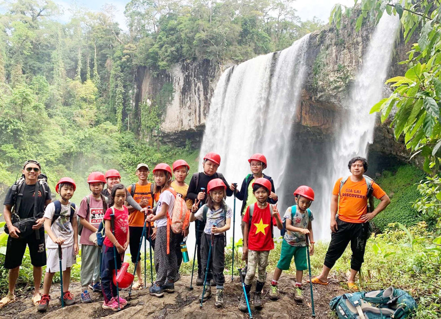 Các em nhỏ khám phá thác 50 hùng vĩ nằm trong Khu dự trữ sinh quyển thế giới cao nguyên Kon Hà Nừng. Ảnh: Thanh Phạm Các em nhỏ khám phá thác 50 hùng vĩ nằm trong Khu dự trữ sinh quyển thế giới cao nguyên Kon Hà Nừng. Ảnh: Hoàng Ngọc