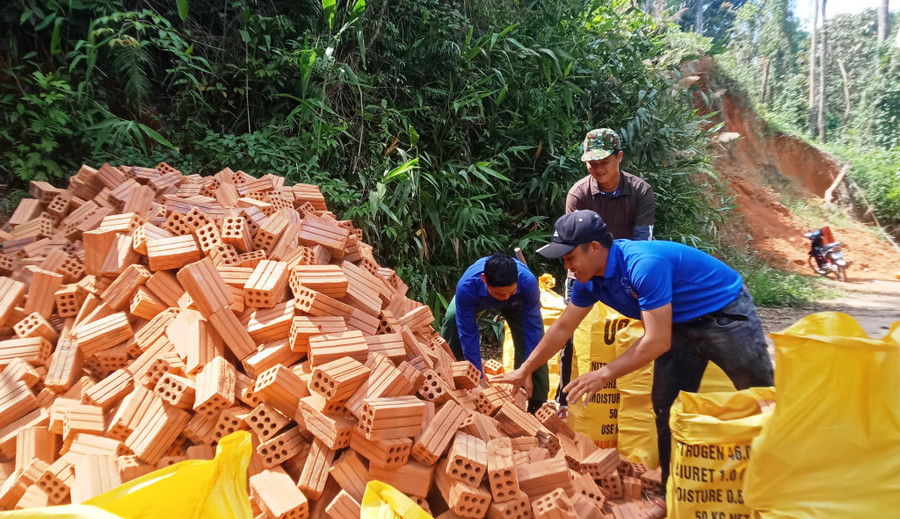 Gạch được xếp vào bao tải để vận chuyển vào Pêtapot xây nhà cho cha con anh Kring Giống. Ảnh: Nam Thịnh
