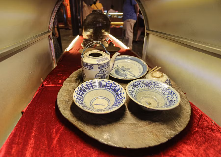 Một hiện vật gốm thời kỳ nhà Nguyễn có niên đại từ thế kỷ 19 - 20 tại lễ trưng bày. Ảnh: Lê Hoài Nhân Một hiện vật gốm thời kỳ nhà Nguyễn có niên đại từ thế kỷ 19 - 20 tại lễ trưng bày. Ảnh: Lê Hoài Nhân