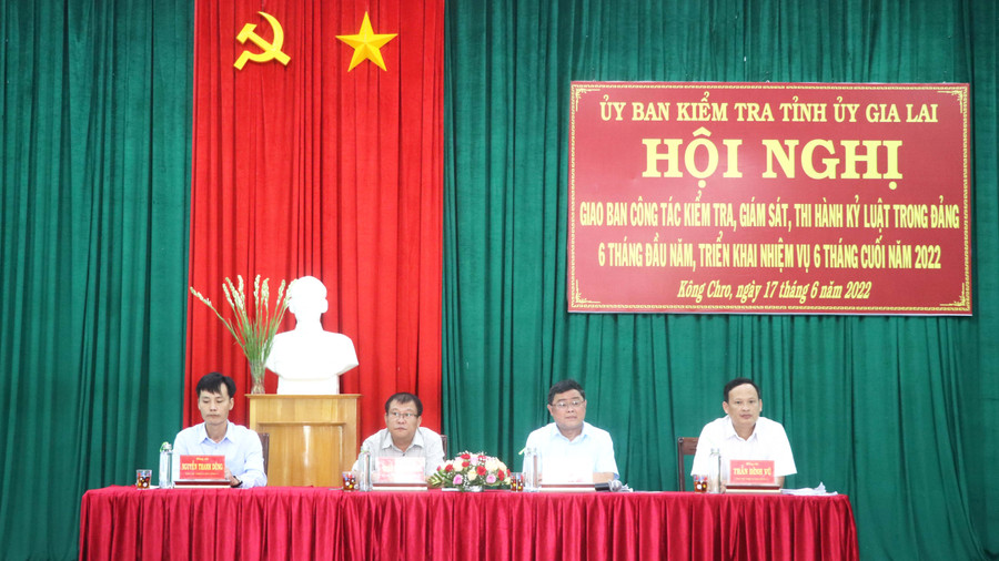 Đồng chí Thái Thanh Bình-Ủy viên Ban Thường vụ Tỉnh ủy, Chủ nhiệm Ủy ban Kiểm tra Tỉnh ủy (thứ 2 bên trái) cùng các đồng chí Phó Chủ nhiệm Ủy ban Kiểm tra Tỉnh ủy chủ trì Hội nghị. Ảnh: Ngọc Minh