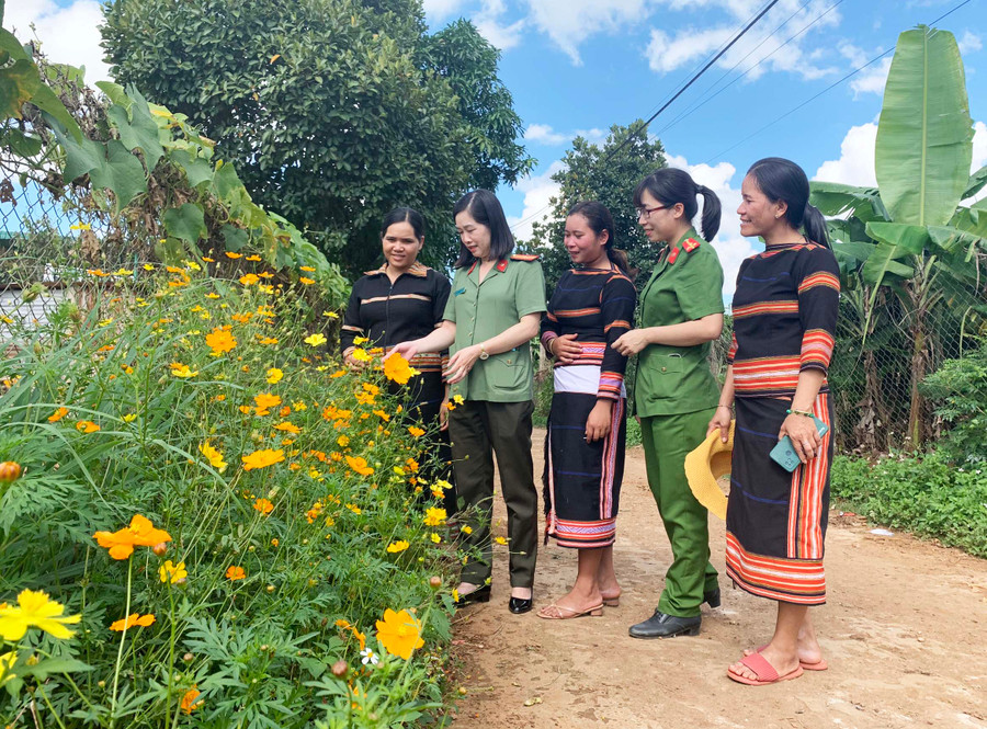 Hội viên phụ nữ Công an TP. Pleiku và chị em phụ nữ làng Do-Guăh (xã Chư Á) trao đổi kinh nghiệm xây dựng con đường hoa. Ảnh: R’Ô HOK Hội Phụ nữ Công an TP. Pleiku và Chi hội Phụ nữ làng Do-Guăh (xã Chư Á) trao đổi công việc. Ảnh: R’Ô HOK