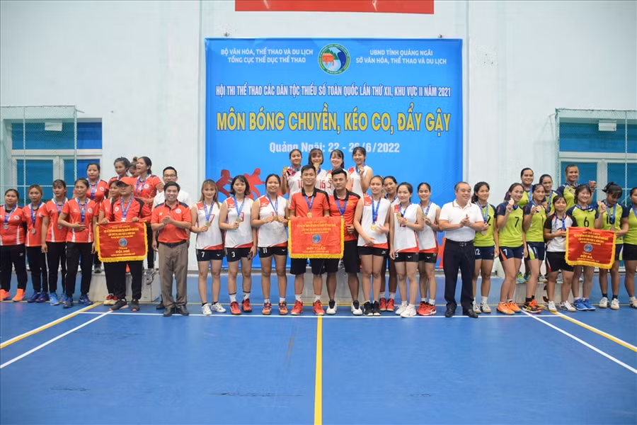 Ban tổ chức trao giải cho các đơn vị giành huy chương môn bóng chuyền nữ. Ảnh: H.A