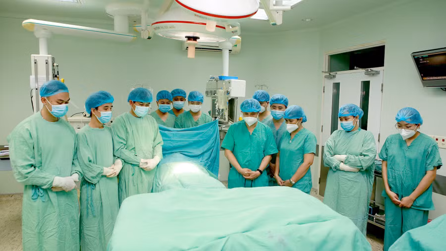 GS.TS Phạm Như Hiệp cùng đội ngũ y bác sĩ xúc động cảm kích trước tấm lòng của gia đình người hiến tạng. Ảnh: CTV