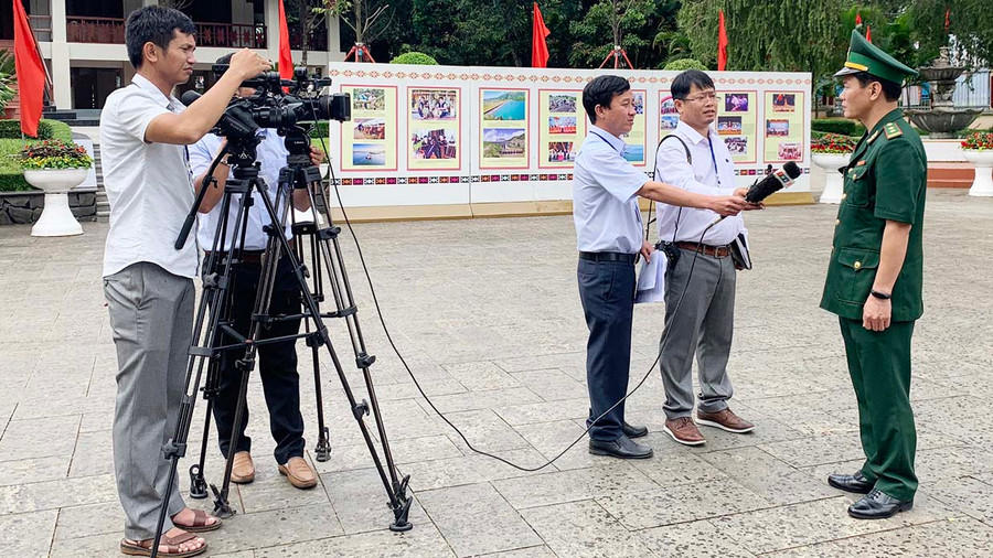 Phóng viên Gia Lai điện tử tác nghiệp bên lề Đại hội đại biểu Đảng bộ tỉnh lần thứ XVI (nhiệm kỳ 2020-2025). Ảnh: Phương Vi