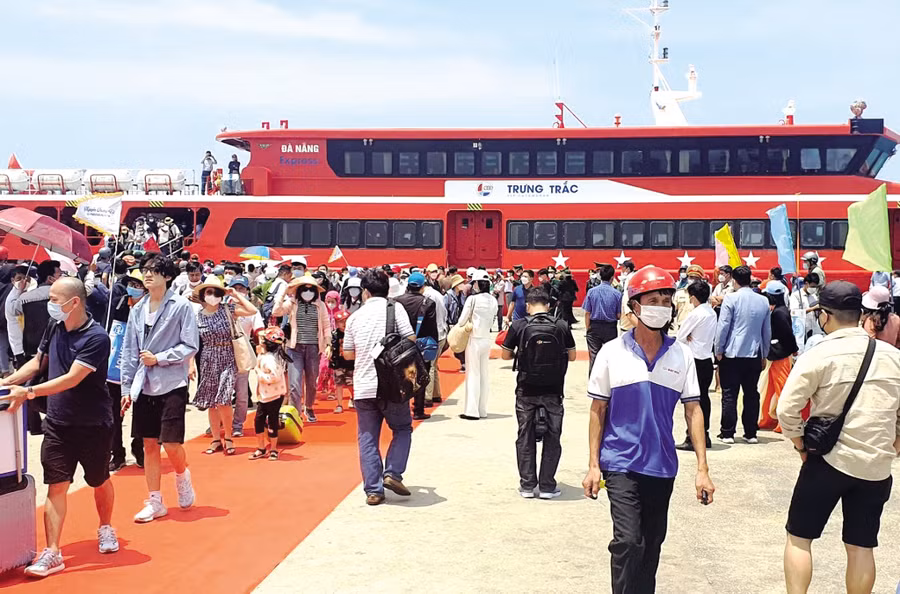 Du khách ra tham quan đảo Lý Sơn, Quảng Ngãi. Ảnh: Phạm Anh