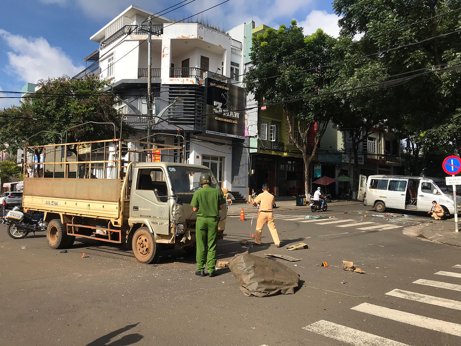 Pleiku: Tai nạn giữa xe khách và xe tải, 4 người bị thương ảnh 2 Hiện trường vụ tai nạn. Ảnh: Huỳnh Mi