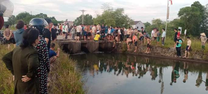 Chính quyền địa phương cùng người dân tìm kiếm thi thể nạn nhân. Chính quyền địa phương cùng người dân tìm kiếm thi thể nạn nhân