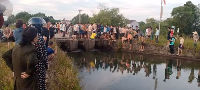 Chính quyền địa phương cùng người dân tìm kiếm thi thể nạn nhân