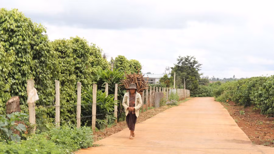  Những con đường của làng Đal hiện đã được phủ bê tông phẳng lì, sạch đẹp. Ảnh: Lê Văn Ngọc