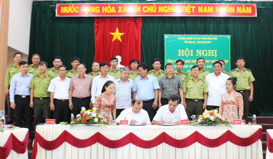 Lãnh đạo huyện Kbang và Vĩnh Thạnh ký kết Quy chế phối hợp. Ảnh: Nguyễn Diệp