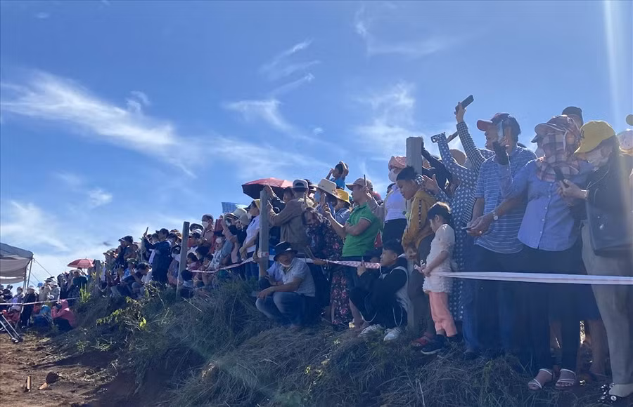 Khoảng 4.000 người dân ở các tỉnh thành trên cả nước đã đến Tà Đùng, nơi được ví như “Vịnh Hạ Long trên Tây Nguyên” để xem dù lượn. Ảnh: M.H