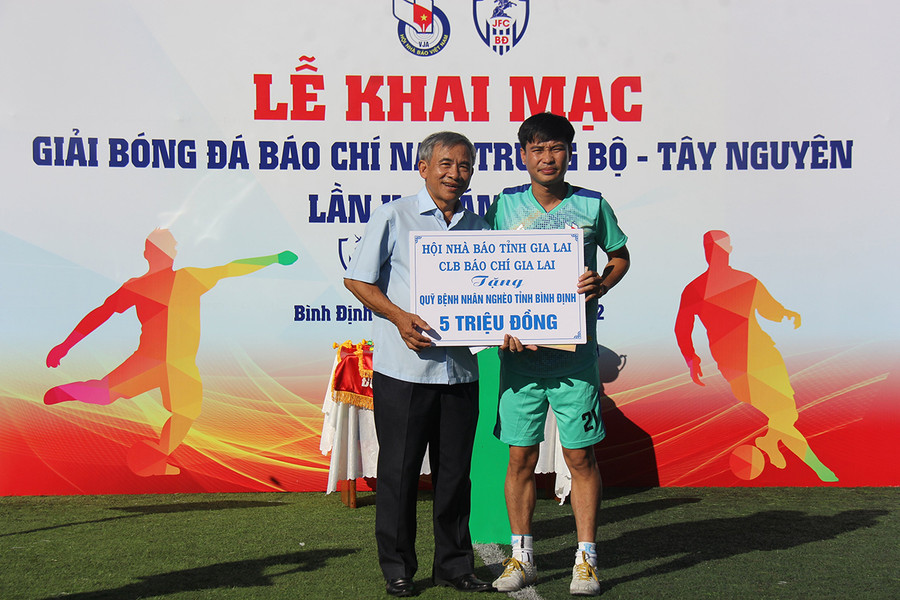 Đại diện đội bóng đá Hội Nhà báo tỉnh Gia Lai trao 5 triệu đồng tiền hỗ trợ cho Hội Bảo trợ bệnh nhân nghèo tỉnh Bình Định. Ảnh: Thiên Di