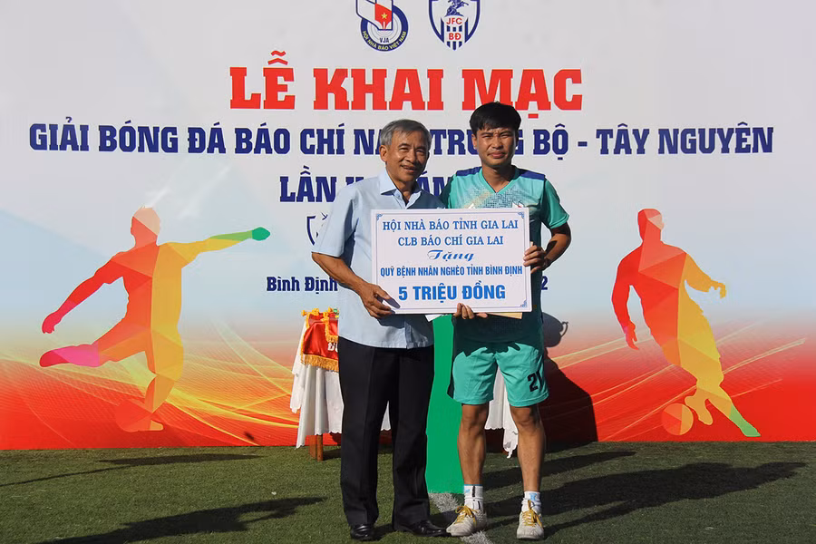 Đại diện đội bóng đá Hội Nhà báo tỉnh Gia Lai trao 5 triệu đồng tiền hỗ trợ cho Hội Bảo trợ bệnh nhân nghèo tỉnh Bình Định. Ảnh: Thiên Di