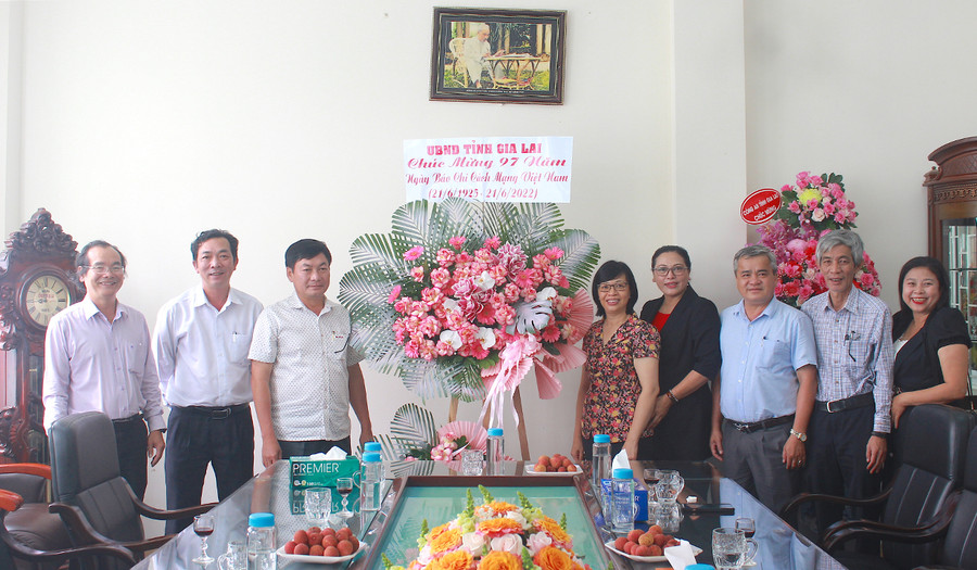 Phó Chủ tịch UBND tỉnh Nguyễn Thị Thanh Lịch (thứ 5 từ phải sang) thăm, chúc mừng Báo Gia Lai. Ảnh: Mộc Trà Phó Chủ tịch UBND tỉnh Nguyễn Thị Thanh Lịch (thứ 5 từ phải sang) thăm, chúc mừng Báo Gia Lai . Ảnh: Mộc Trà