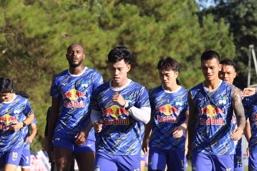 Các cầu thủ HAGL đang tập luyện rất quyết tâm cho chuyến hành quân đến sân Quy Nhơn. Ảnh: Văn Ngọc