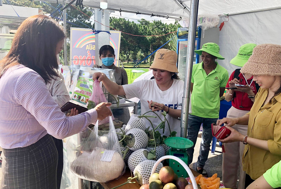 Các sản phẩm trái cây tươi được đưa dến phiên chợ. Ảnh: Lê Nam Các sản phẩm trái cây tươi được đưa dến phiên chợ. Ảnh: Lê Nam