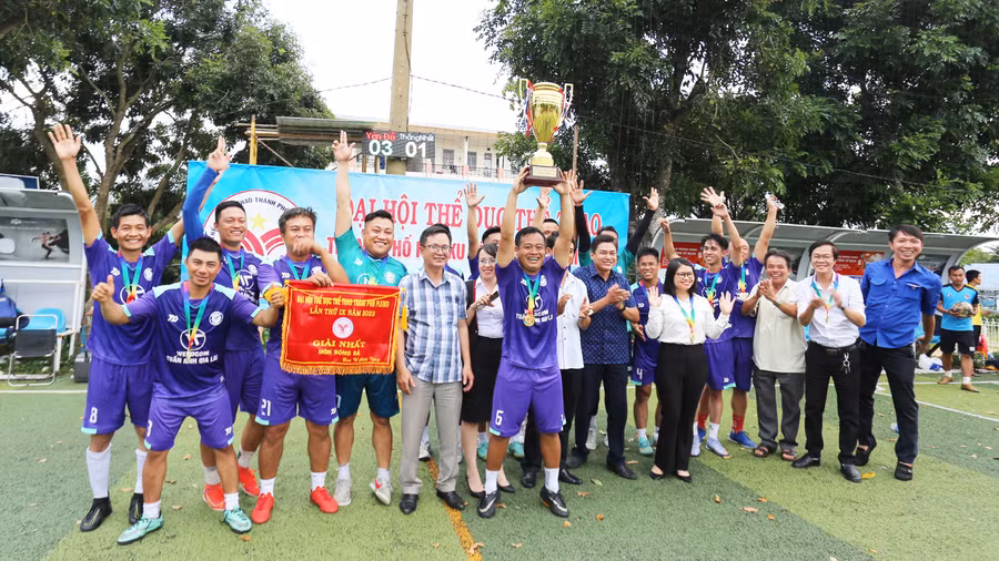 Các cầu thủ phường Yên Đổ đã giành chức vô địch sau chiến thắng thuyết phục. Ảnh: Văn Ngọc