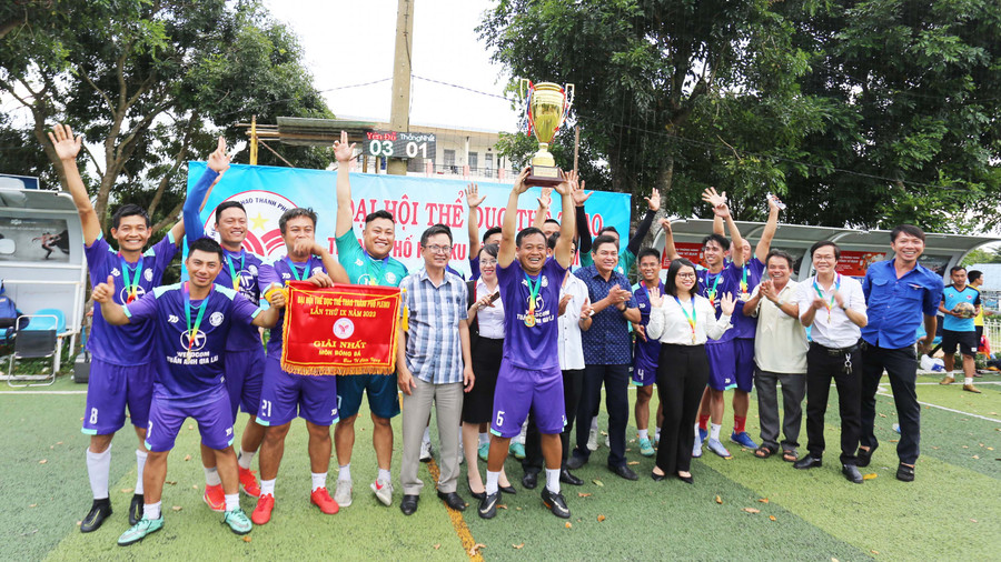 Các cầu thủ phường Yên Đổ đã giành chức vô địch sau chiến thắng thuyết phục. Ảnh: Văn Ngọc