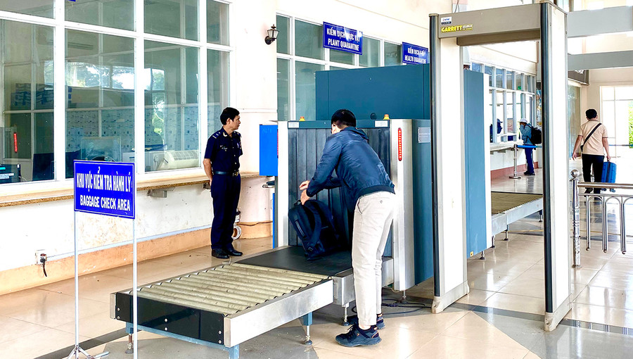  Người dân làm thủ tục xuất cảnh tại Cửa khẩu Quốc tế Lệ Thanh, huyện Đức Cơ. Ảnh: Hà Duy