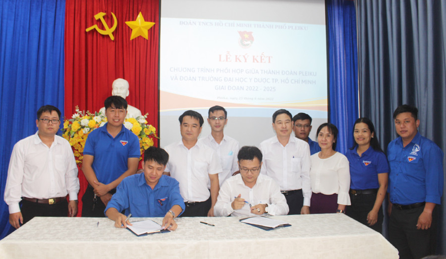 Thành Đoàn Pleiku và Đoàn trường Đại học Y dược TP. Hồ Chí Minh ký kết chương trình phối hợp. Ảnh: Phan Lài Thành Đoàn Pleiku và Đoàn trường Đại học Y Dược TP. Hồ Chí Minh ký kết chương trình phối hợp. Ảnh: Phan Lài