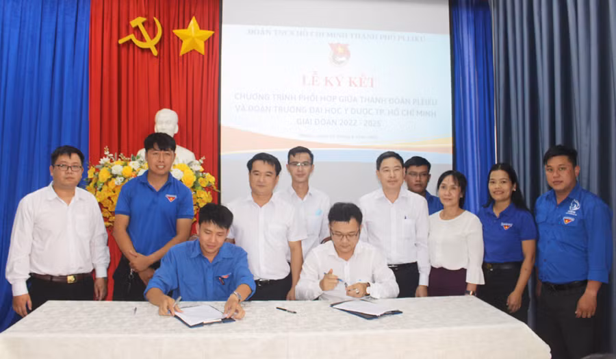  Thành Đoàn Pleiku và Đoàn trường Đại học Y Dược TP. Hồ Chí Minh ký kết chương trình phối hợp. Ảnh: Phan Lài