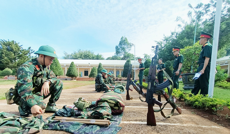 Kiểm tra vật chất mang theo của cán bộ, chiến sĩ trong quá trình hành quân chiến đấu. Ảnh: Huy Bắc Kiểm tra vật chất mang theo của cán bộ, chiến sĩ trong quá trình hành quân chiến đấu. Ảnh: Huy Bắc.