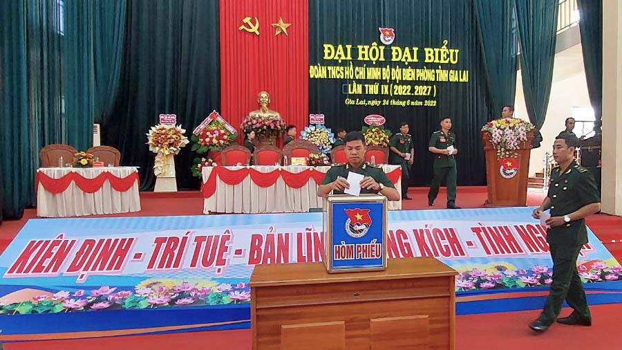 Bầu đoàn đại biểu đi dự Đại hội Đoàn cấp trên. Ảnh: Vĩnh Hoàng