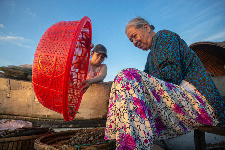  Bà Bê đã làm nghề buôn cá ở khu chợ nổi này suốt 60 năm. Ảnh: Lê Hoài Nhân