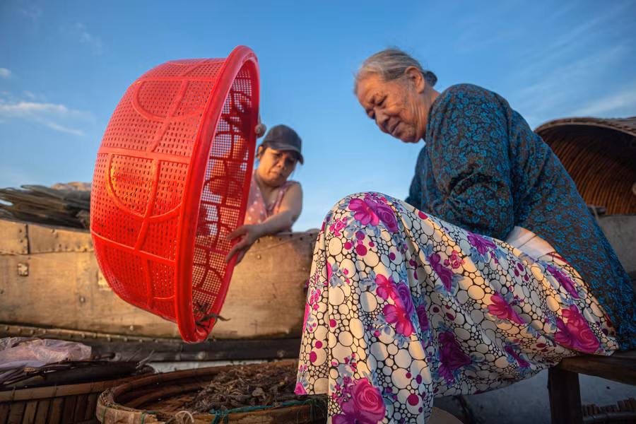  Bà Bê đã làm nghề buôn cá ở khu chợ nổi này suốt 60 năm. Ảnh: Lê Hoài Nhân