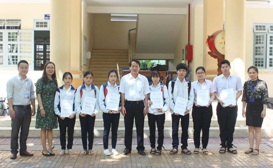 Tiến sĩ Hà Thị Như Hằng (thứ 2 từ trái sang) kết nối với Trường Đại học Duy Tân (TP. Đà Nẵng) trao nhiều học bổng cho học sinh Gia Lai (ảnh nhân vật cung cấp).