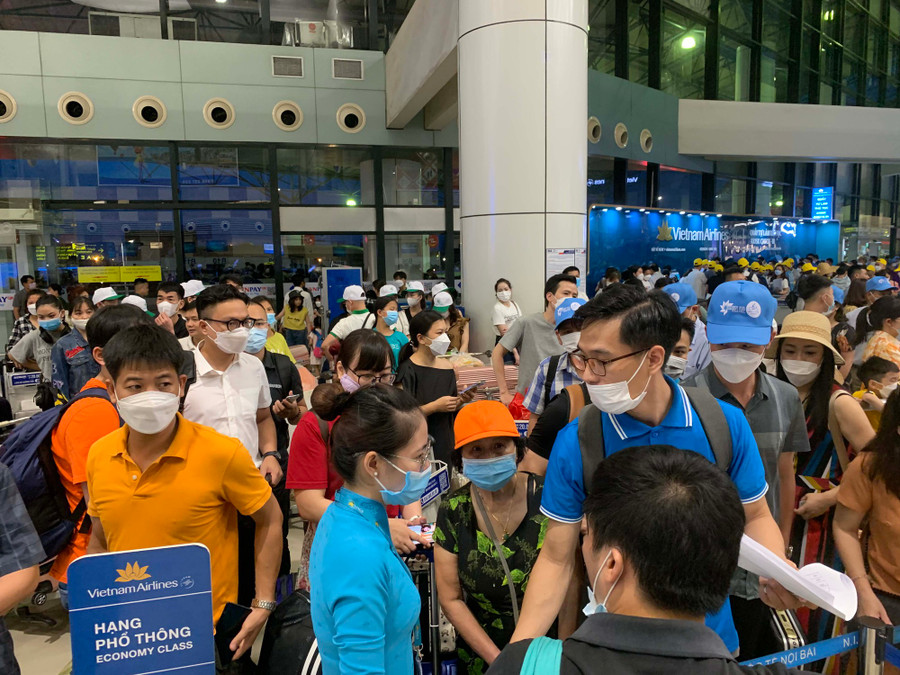 Mùa cao điểm du lịch hè, hàng nghìn du khách chen chân xếp hàng làm thủ tục tại sân bay nội bài.
