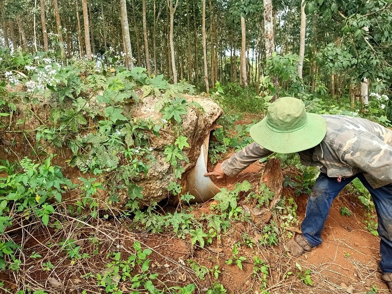 Nhiều ống nước bị vỡ phải đào bỏ, xử lý tại dự án cấp nước thôn Tiến Cường. Ảnh: Hoàng Bình