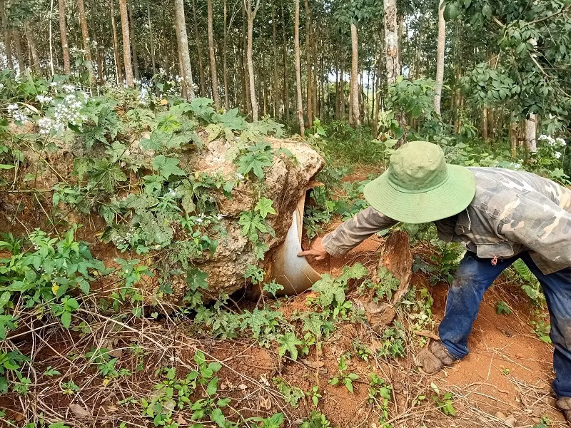Nhiều ống nước bị vỡ phải đào bỏ, xử lý tại dự án cấp nước thôn Tiến Cường. Ảnh: Hoàng Bình