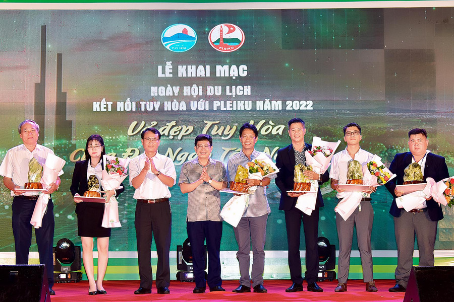 Khai hội du lịch kết nối Tuy Hòa-Pleiku ảnh 4 Lãnh đạo 2 TP. Tuy Hòa và Pleiku tặng hoa cho các nhà tài trợ. Ảnh: Đức Thụy