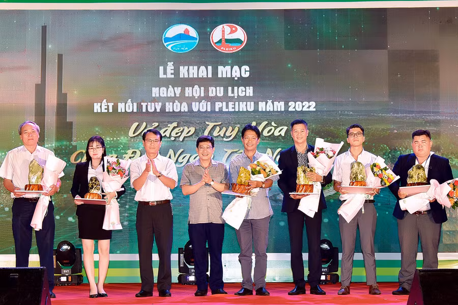 Lãnh đạo 2 TP. Tuy Hòa và Pleiku tặng hoa cho các nhà tài trợ. Ảnh: Đức Thụy