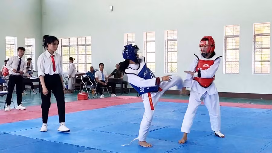 Các VĐV taekwondo thi đấu đối kháng. Ảnh: Lê Nam