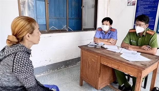 Đối tượng Trần Thị Bích Thuỷ làm việc với cơ quan điều tra. Ảnh: TTXVN phát