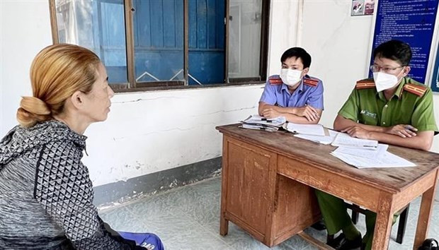 Đối tượng Trần Thị Bích Thuỷ làm việc với cơ quan điều tra. Ảnh: TTXVN phát